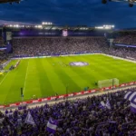 Volle tribunes met paars-witte supporters in het Lotto Park