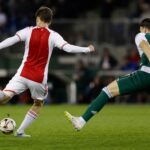 Oefenwedstrijd van Ajax met een linksback die de bal onder druk verlegt