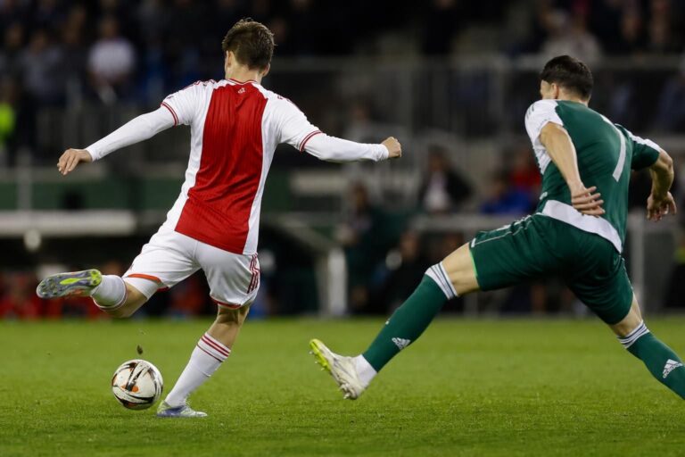 Oefenwedstrijd van Ajax met een linksback die de bal onder druk verlegt
