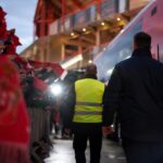 Transfercontext rond Benfica met gespannen stadionomgeving zonder herkenbare gezichten