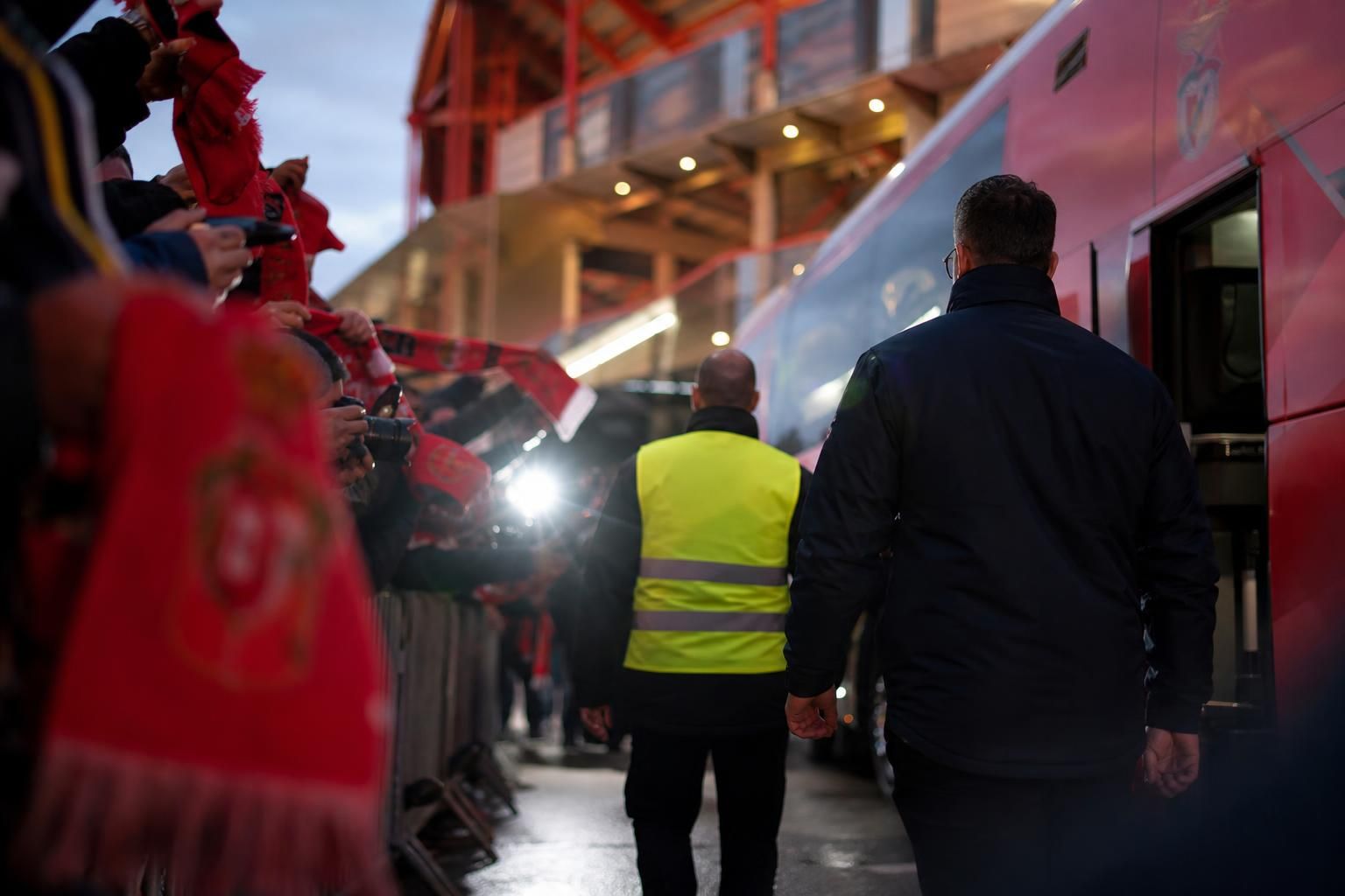 Transfercontext rond Benfica met gespannen stadionomgeving zonder herkenbare gezichten