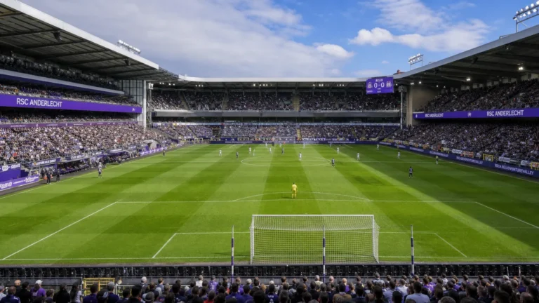 Brede blik op het Lotto Park tijdens een wedstrijddag van RSC Anderlecht.