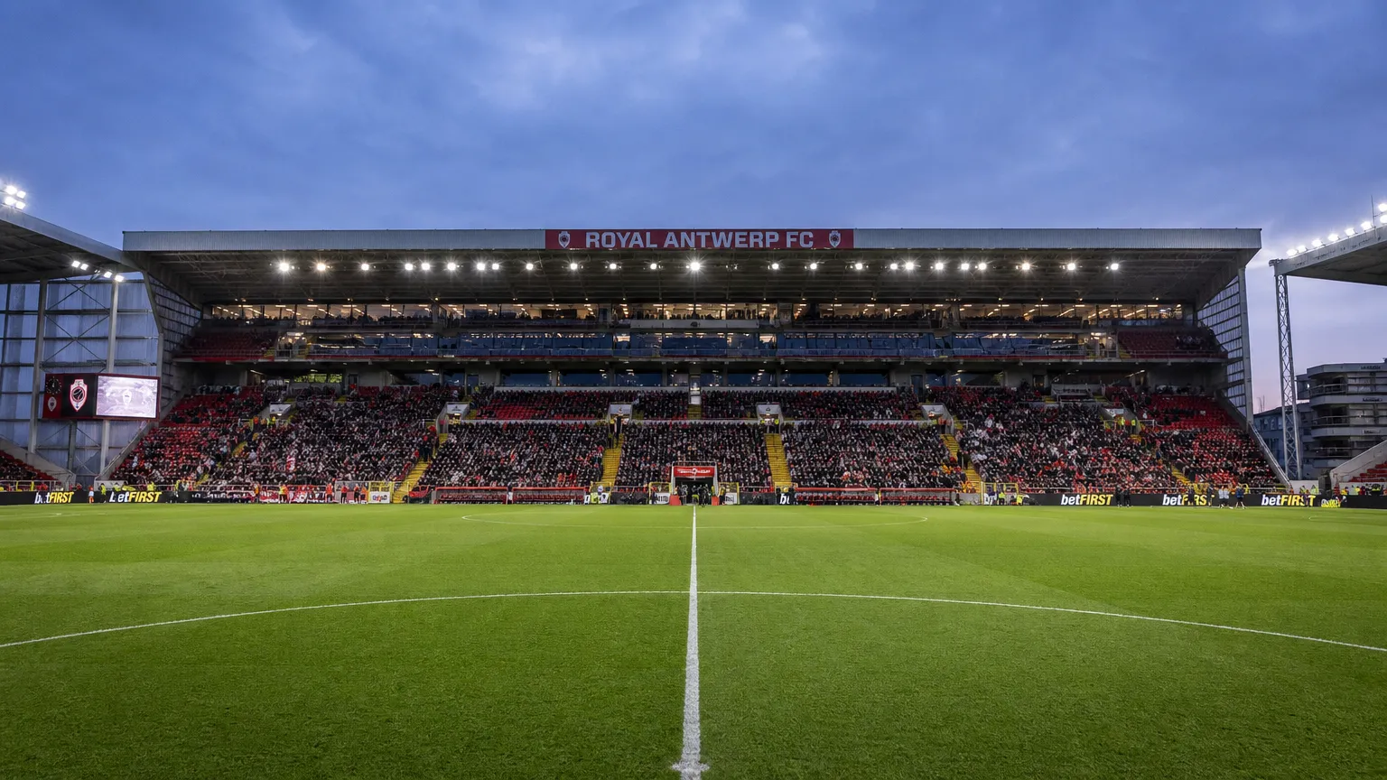 De Bosuil tijdens een wedstrijddag met supporters rond het stadion