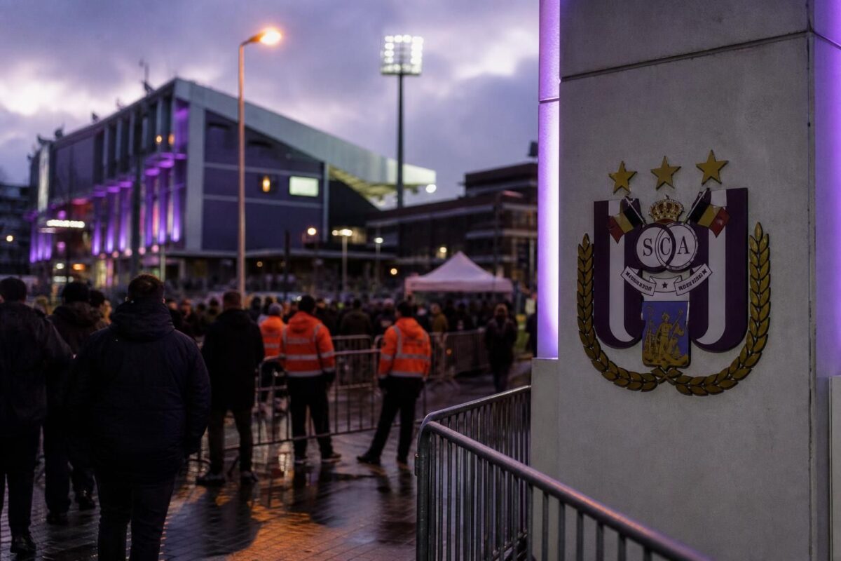 Sfeervolle stadionomgeving van Anderlecht die de groeiende transferdruk voor de Europese match tegen Hammarby oproept.