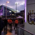 Sfeervolle stadionomgeving van Anderlecht die de groeiende transferdruk voor de Europese match tegen Hammarby oproept.