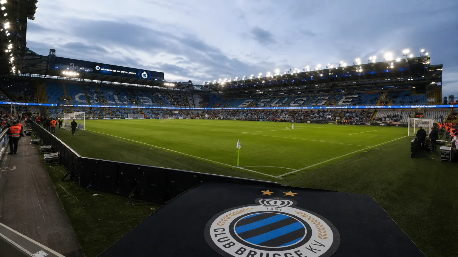 Jan Breydelstadion in gebruik met blauw-zwarte Club Brugge-accenten