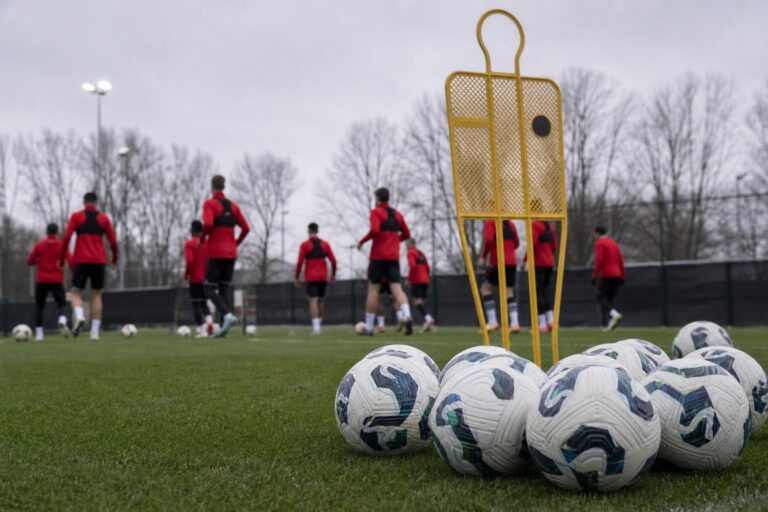 Trainingscontext bij Royal Antwerp FC tijdens een periode van onzekerheid