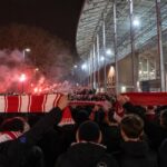 Supporters van Royal Antwerp FC in een gespannen stadionomgeving rond de Bosuil