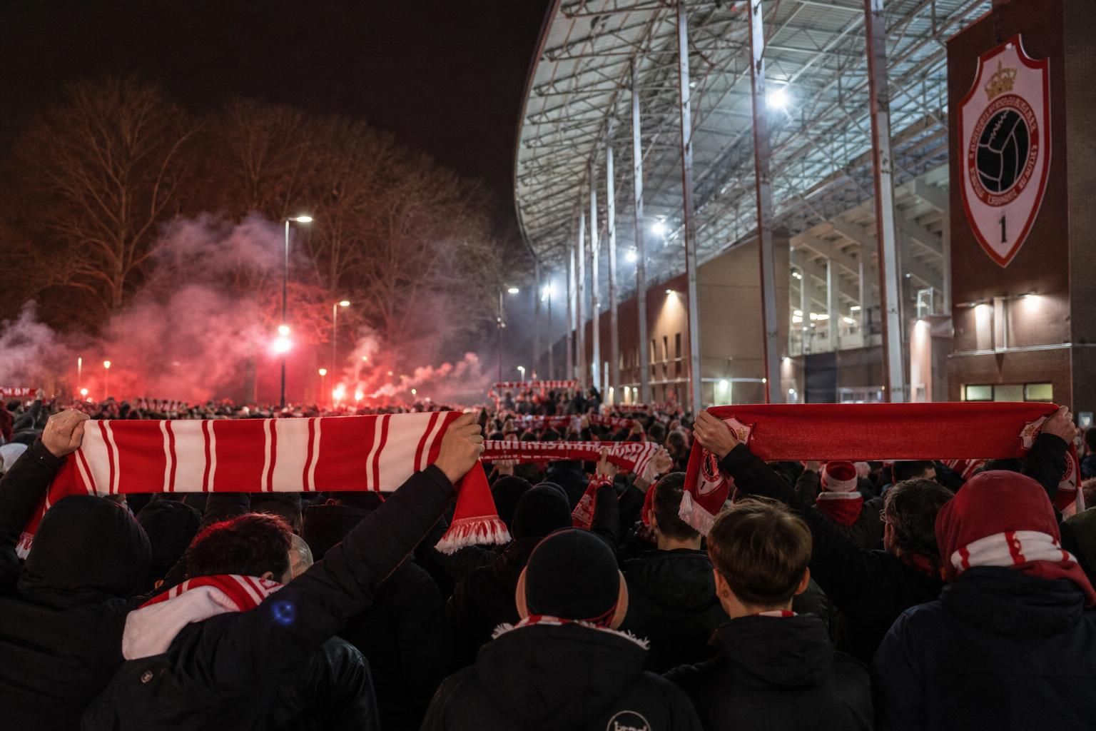 Supporters van Royal Antwerp FC in een gespannen stadionomgeving rond de Bosuil