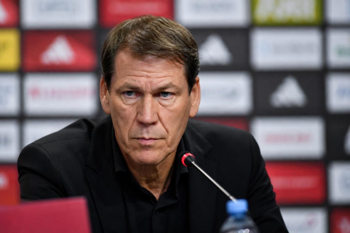 Rudi Garcia tijdens een gespannen persmoment bij de Rode Duivels voor de wedstrijd tegen de Verenigde Staten