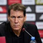 Rudi Garcia tijdens een gespannen persmoment bij de Rode Duivels voor de wedstrijd tegen de Verenigde Staten