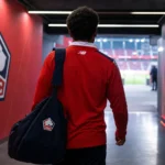 Een niet-herkenbare speler in Lille-tenue loopt door de spelerstunnel