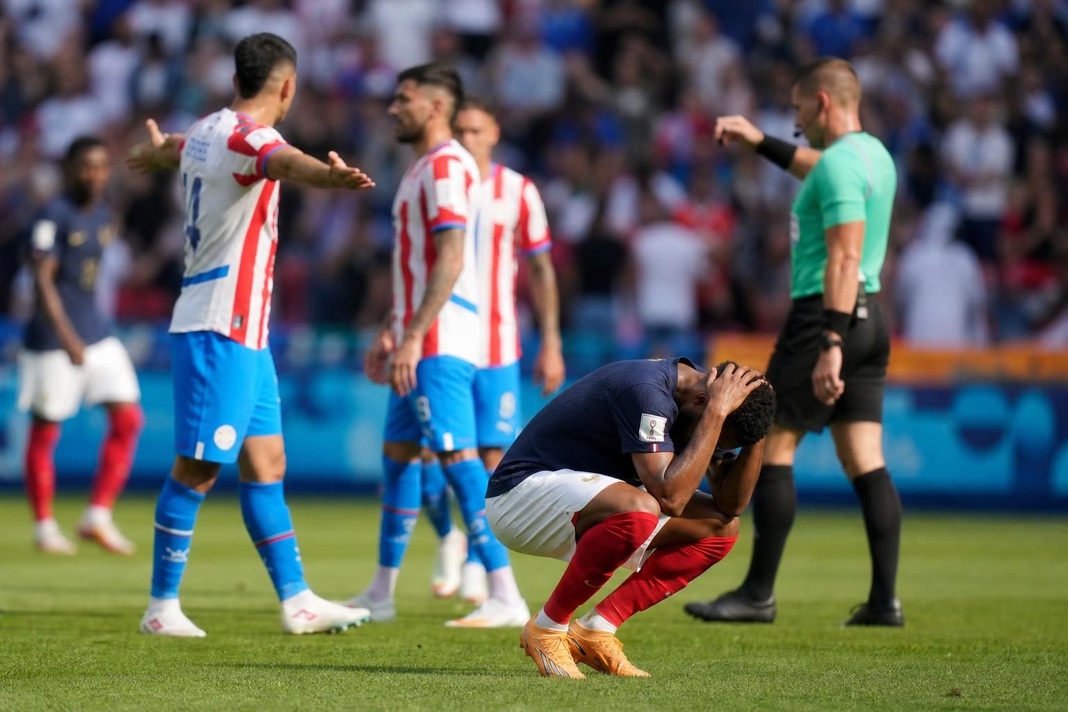 Grimmige WK-sfeer rond Frankrijk tegen Paraguay met frustratie over de arbitrage
