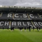 Brede wedstrijddagscène met spelers van Sporting Charleroi tijdens de opwarming