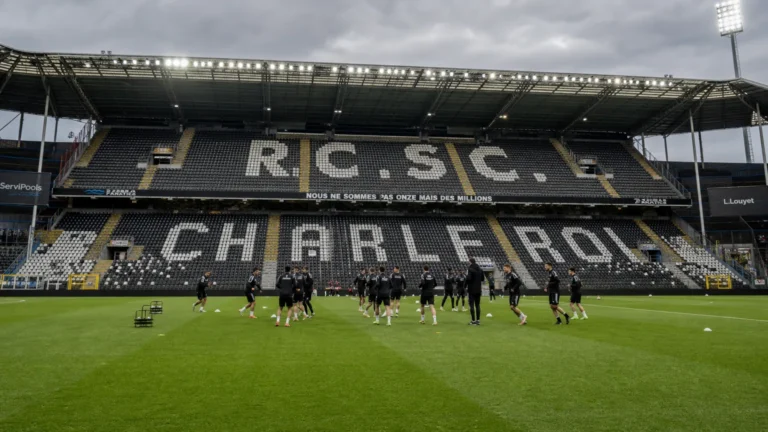 Brede wedstrijddagscène met spelers van Sporting Charleroi tijdens de opwarming