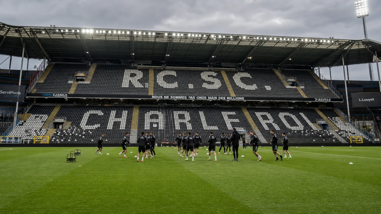 Brede wedstrijddagscène met spelers van Sporting Charleroi tijdens de opwarming