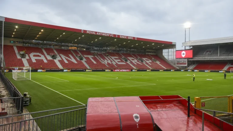 Brede blik op de Bosuil tijdens de dagelijkse clubwerking van Royal Antwerp FC