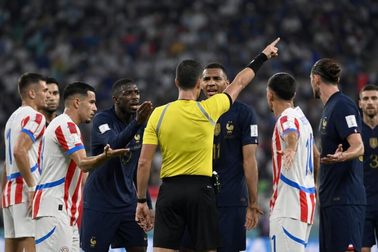 Gespannen WK-duel met scheidsrechter tijdens Paraguay tegen Frankrijk