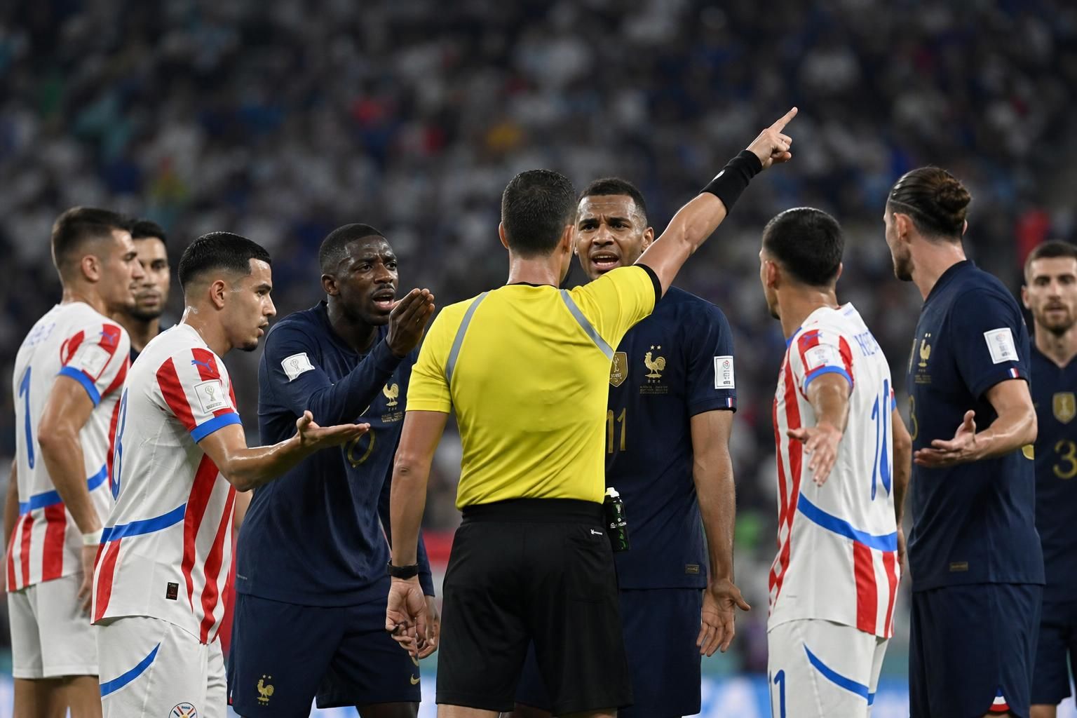 Gespannen WK-duel met scheidsrechter tijdens Paraguay tegen Frankrijk
