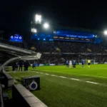 Brede blik op de dug-out en tribunes van Club Brugge tijdens een avondwedstrijd