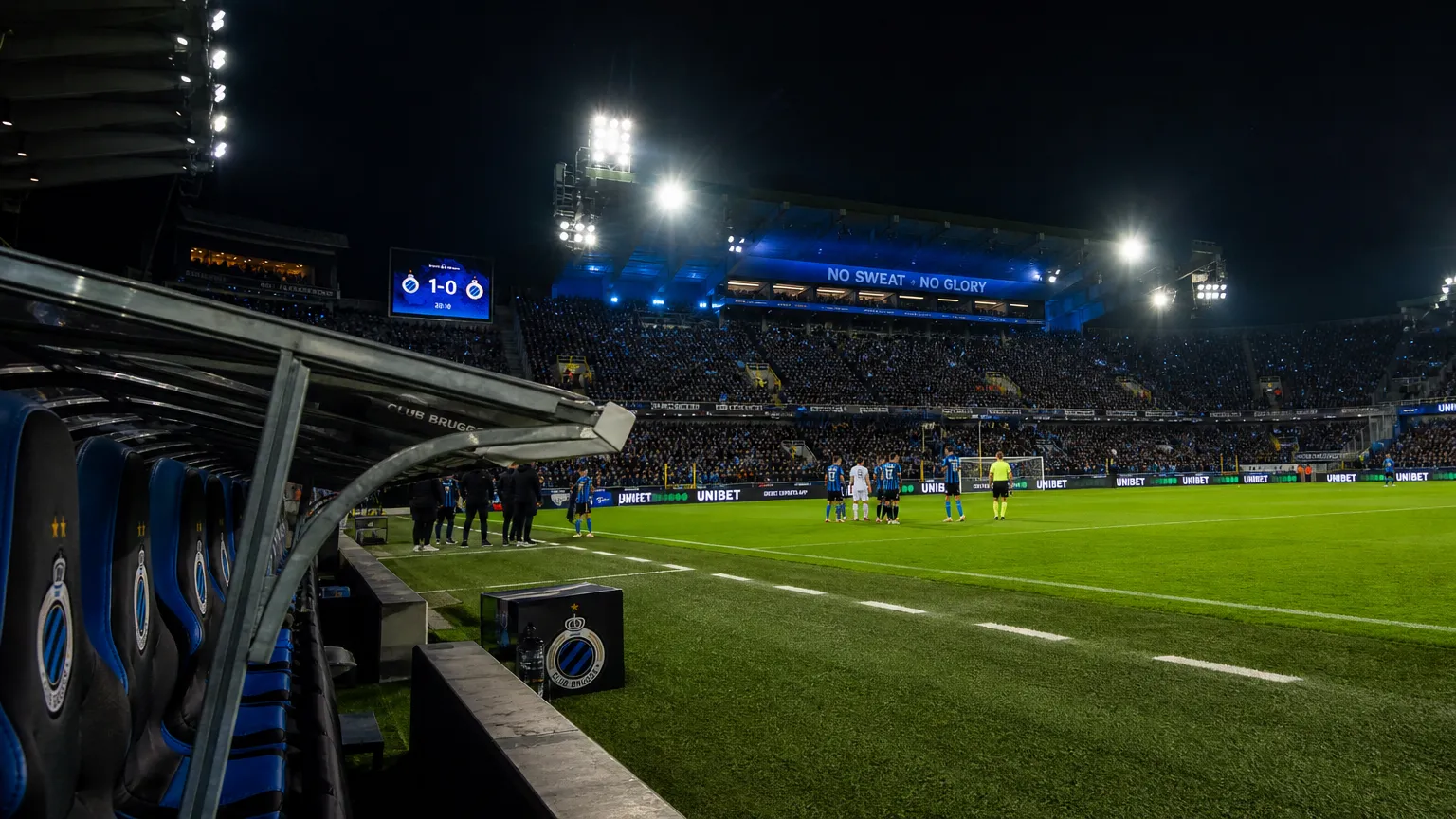 Brede blik op de dug-out en tribunes van Club Brugge tijdens een avondwedstrijd
