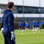 Keeperhandschoenen op het trainingsveld als symbool voor de contractverlenging van Lucca Brughmans bij KRC Genk.