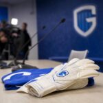 Persmoment rond een jonge doelman bij KRC Genk na een contractverlenging
