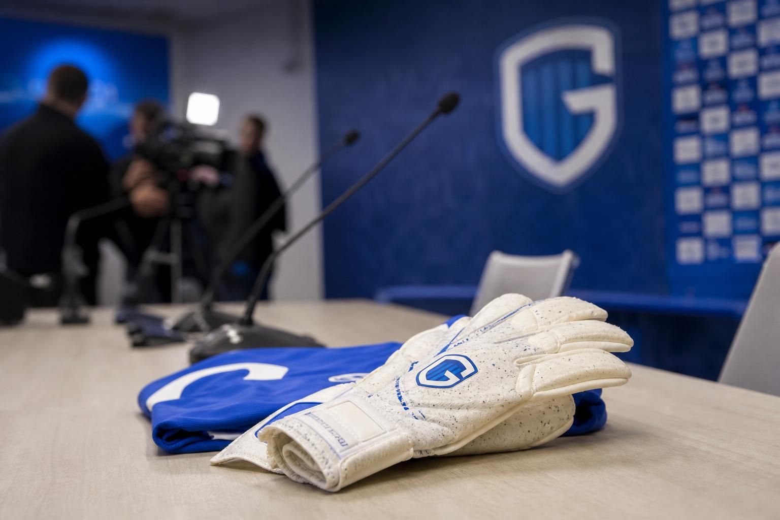 Persmoment rond een jonge doelman bij KRC Genk na een contractverlenging