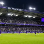 Brede wedstrijddagscène in het stadion van RSC Anderlecht met spelers tijdens de opwarming
