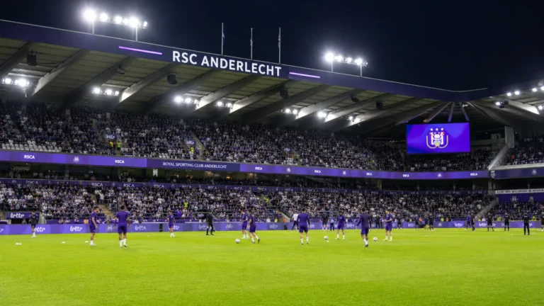 Brede wedstrijddagscène in het stadion van RSC Anderlecht met spelers tijdens de opwarming