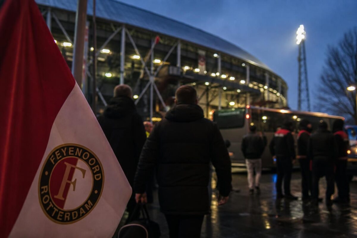Transfercontext rond Feyenoord met focus op een mogelijke rechtsachterpiste zonder herkenbare gezichten