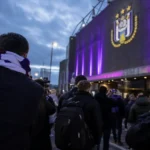 Transfercontext rond RSC Anderlecht met een stadionomgeving en paars-witte clubkleuren