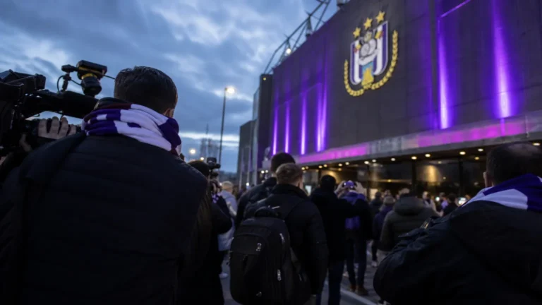 Transfercontext rond RSC Anderlecht met een stadionomgeving en paars-witte clubkleuren