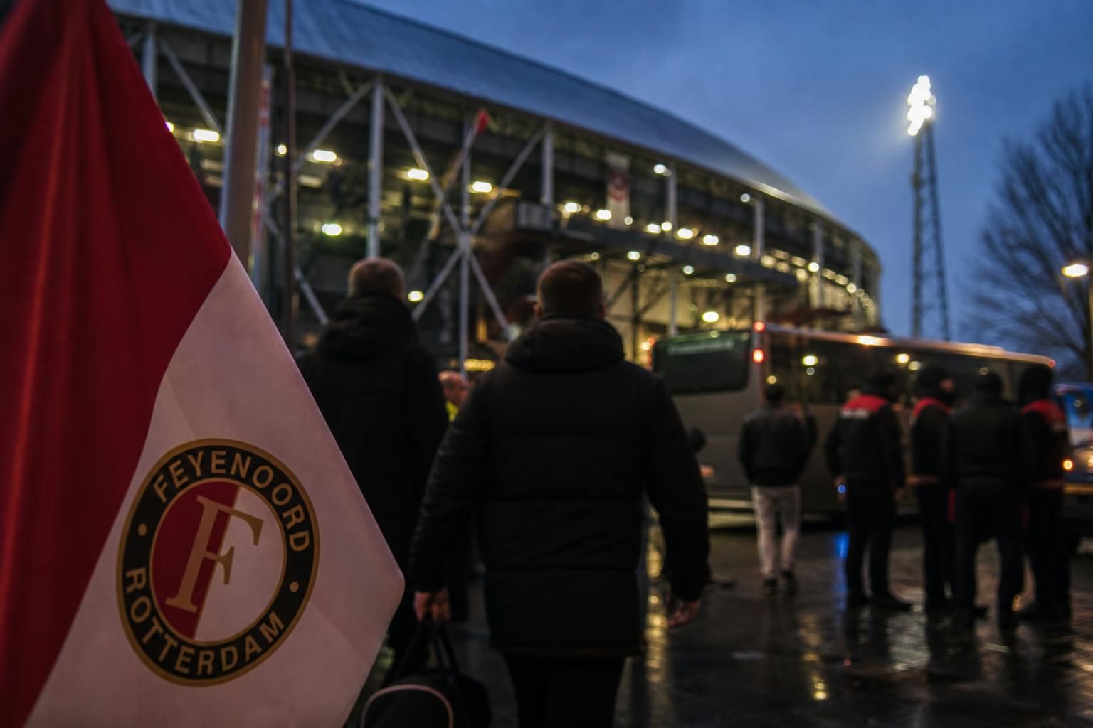 Transfercontext rond Feyenoord met focus op een mogelijke rechtsachterpiste zonder herkenbare gezichten