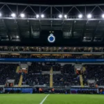 Stadiontribune van Club Brugge tijdens een drukke voetbalavond