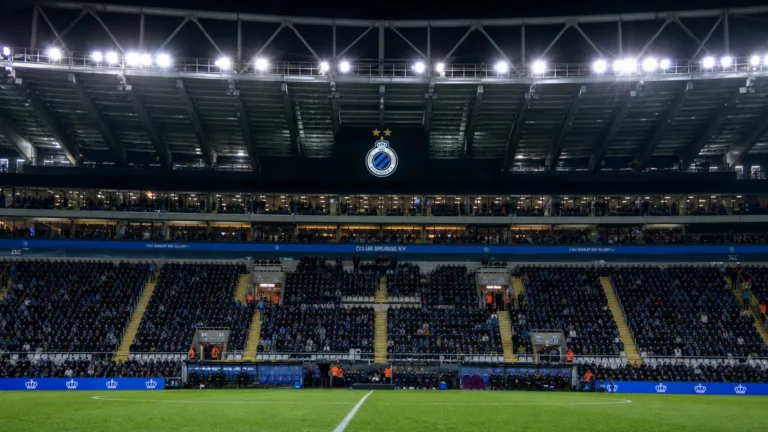 Stadiontribune van Club Brugge tijdens een drukke voetbalavond