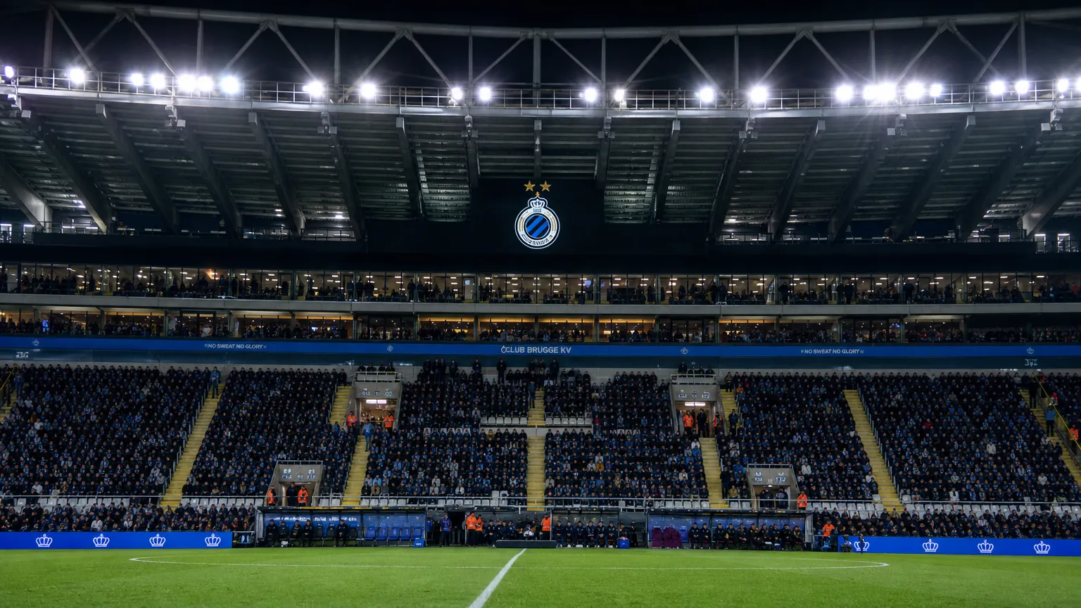 Stadiontribune van Club Brugge tijdens een drukke voetbalavond