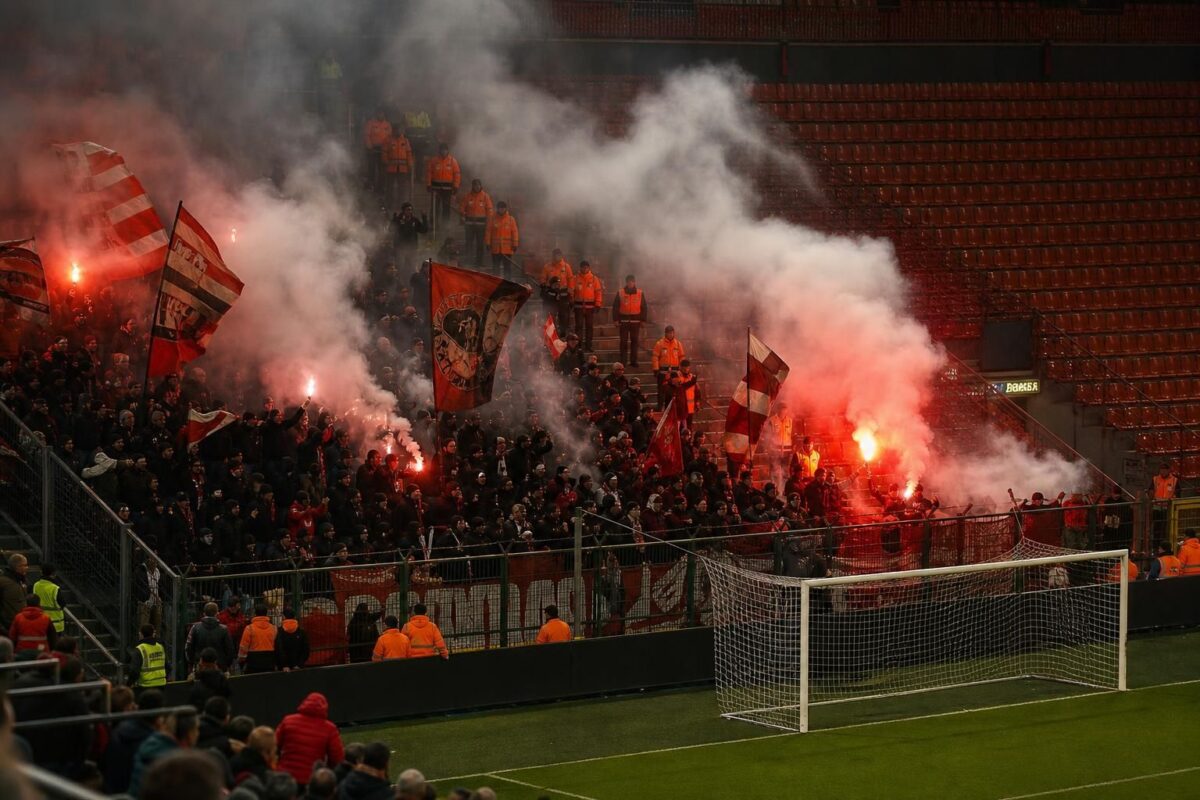 Gespannen tribunesfeer rond Standard Luik tijdens de nasleep van het disciplinaire dossier tegen Charleroi.