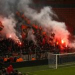 Gespannen tribunesfeer rond Standard Luik tijdens de nasleep van het disciplinaire dossier tegen Charleroi.