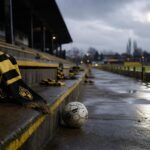 Sfeerbeeld van een leeg voetbalstadion bij nieuws over Karel Snoeckx.