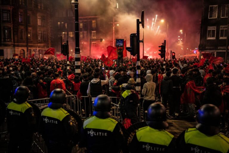 Supporters vieren een WK-zege van Marokko op straat terwijl de sfeer gespannen wordt