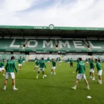 Spelers van Lommel SK tijdens een gezamenlijke opwarming in het stadion