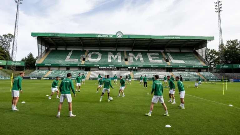 Spelers van Lommel SK tijdens een gezamenlijke opwarming in het stadion