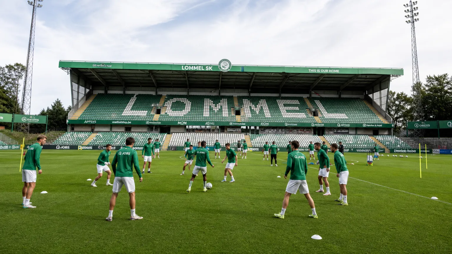 Spelers van Lommel SK tijdens een gezamenlijke opwarming in het stadion