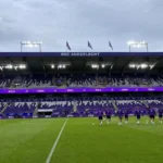 Lotto Park tijdens een wedstrijddag met spelers die in de verte opwarmen