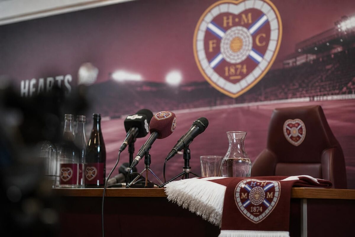 Persmoment in voetbalcontext rond de aanstelling van Wouter Vrancken bij Hearts.