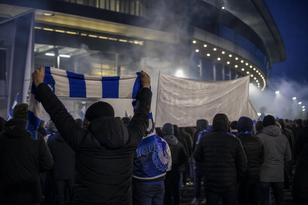 Supporters van KAA Gent bij het stadion tijdens een protestactie zonder herkenbare gezichten
