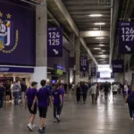 Supporters op de stadionconcourse van RSC Anderlecht voor een wedstrijd