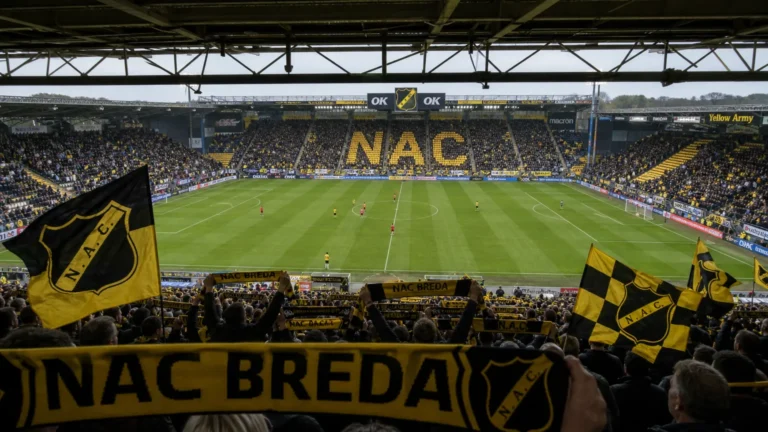 Gevulde tribunes van NAC Breda tijdens een wedstrijddag