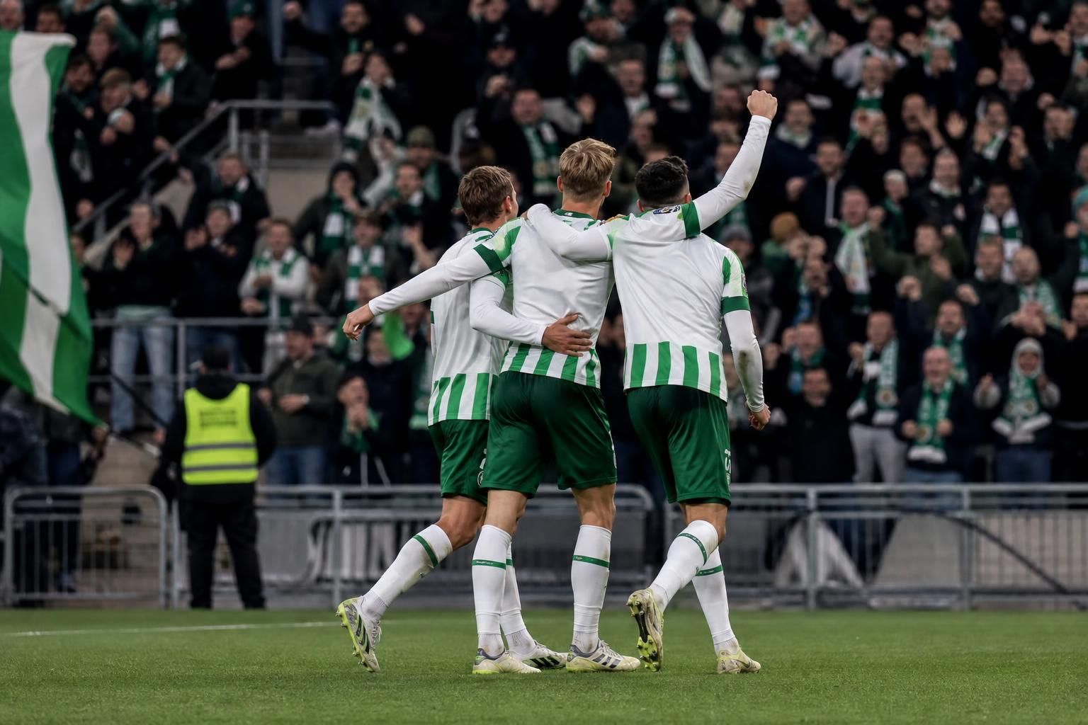 Hammarby-spelers vieren een uitzege in een Zweeds voetbalstadion